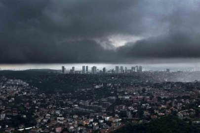 İstanbul’da hava karardı, yağmur bulutlarının girişi böyle görüntülendi
