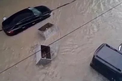 Esenyurt’ta yolları ve evleri su bastı vatandaşlar zor anlar yaşadı
