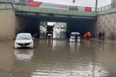 Esenyurt’ta alt geçidi su bastı araçlar içinde mahsur kaldı
