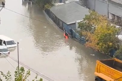 Sultangazi’de su baskını yaşandı: Duvarın üzerinde yürüyen öğrenciyi sırtına alarak kurtardı
