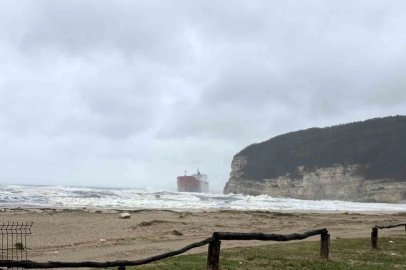 Çatalca’da fırtınada sürüklenen gemi karaya oturdu
