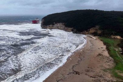 Çatalca’da karaya oturan gemi havadan görüntülendi

