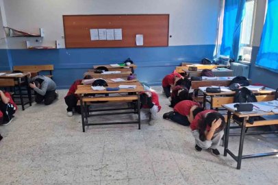 Öğrenciler depreme ’Çök-kapan-tutun" ile hazırlandı
