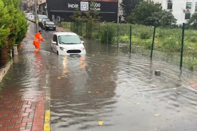 Şişli’de sağanak sonrası caddeyi su bastı: Sürücü mahsur kaldı
