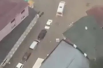 Sarıyer’de onlarca araç suya gömüldü
