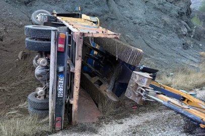 İş makinesi yüklü kamyon devrildi: 2 yaralı
