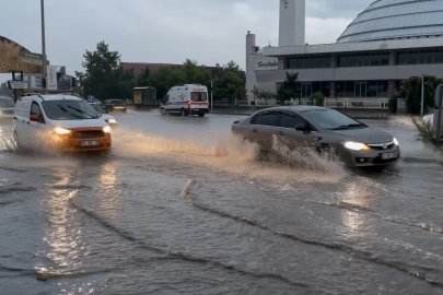 Erzincan’da yağmur etkili oldu, geceyi şimşekler aydınlattı
