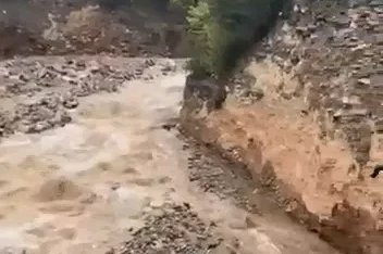 Derede heyelan anı kameraya yansıdı
