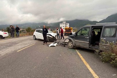 Osmaniye’de hafif ticari araçla otomobil çarpıştı: 3 yaralı
