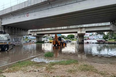 Adana’da sağanak yağış hayatı olumsuz etkiledi: Alt geçit su altında kaldı, ağaç yola devrildi

