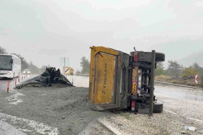 Kastamonu’da devrilen hafriyat kamyonunun sürücüsü yaralandı
