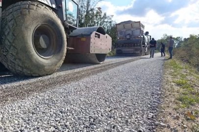 Kış öncesi köy yollarında yoğun çalışma
