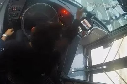 Önce şoförle tartıştı sonra kapının camını kırdı
