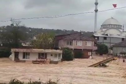 Karasu’da sokaklar göle döndü, evlerin giriş katlarını su bastı
