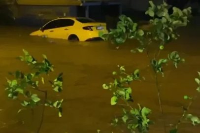 Yalova’da sağanakta dereler taştı, araçlar suda sürüklendi
