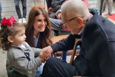 Gençler ve yaşlılar birlikte çiçek ekip sevgiyi büyüttü
