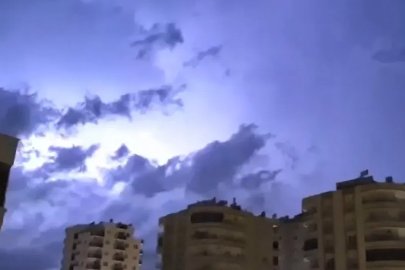 Mersin’de şimşekler geceyi gündüze çevirdi
