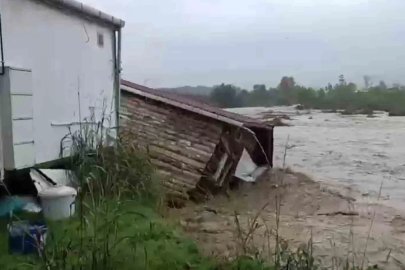 Sakarya’da sel sularına kapılan evler böyle sürüklendi: Evdekiler son anda kurtuldu
