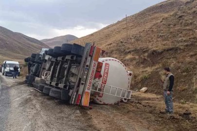 Hakkari’de virajı alamayan tanker devrildi
