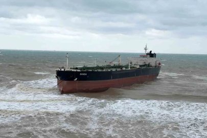 İstanbul’da  BANDA isimli petrol tankeri kıyıya vurdu: Nene Hatun kurtarma gemisi bölgede
