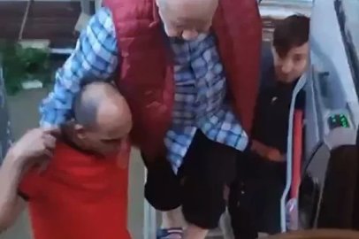 Selde mahsur kalan yaşlı adam, merdivenle köprü yapılarak kurtarıldı
