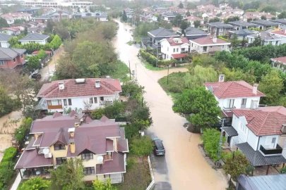 Şile’de sağanak yağış sonrası sokaklar göle döndü
