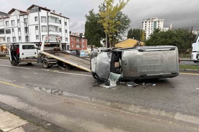 Ağaca çarpan araç yan yattı: 4 yaralı
