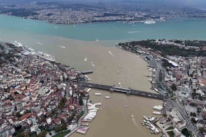 Çamura bulunan Haliç Boğaz’a böyle aktı
