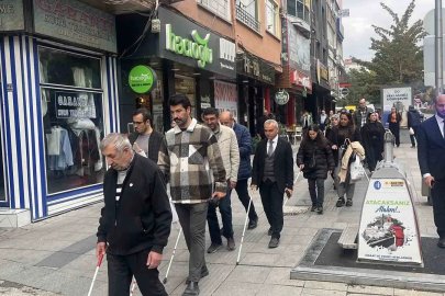 Görme engelliler için beyaz bastonlarla yürüdüler

