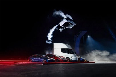 Tesla yeni nesil otomobili Roadster’ı tanıttı: Rampada tırmandıktan sonra havada süzülerek zemine indi
