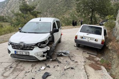 Osmaniye’de hafif ticari araçla otomobil kafa kafaya çarpıştı: 3 yaralı
