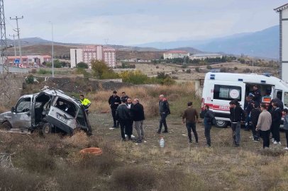 Sivas’ta hafifi ticari araç şarampole uçtu: 3’ü ağır 5 yaralı
