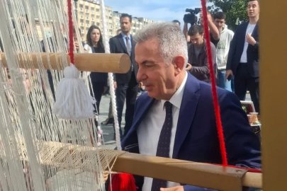 Türk bayrağı dokuma etkinliği başladı: İlk ilmek Vali Elban’dan
