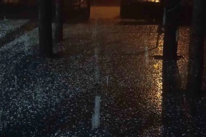 Bingöl’de dolu etkili oldu, şimşekler geceyi aydınlattı
