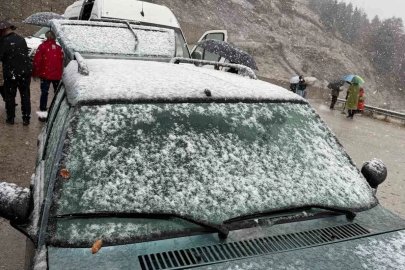 Bolu’da mevsimin ilk karı Yedigöller yoluna düştü: Zirve beyaza büründü
