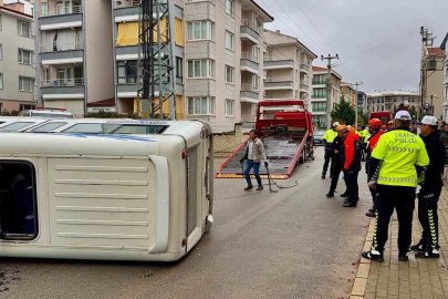 Minibüslerin çarpıştığı kazada 16 kişi yaralandı
