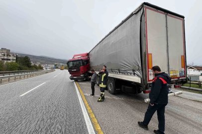 Kastamonu’da bariyerlere çarpan tır makasladı: 1 yaralı
