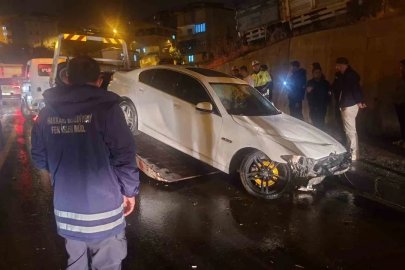Hakkari’de otomobil tabelaya çarptı: 1 yaralı
