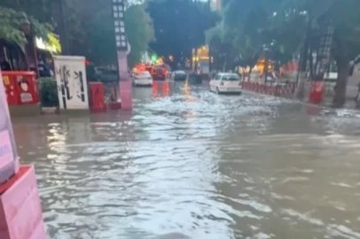 Mersin’de 1 saatlik yağmur taşkına neden oldu
