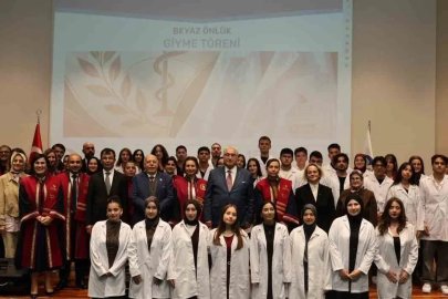 Geleceğin eczacıları beyaz önlüklerini giydi
