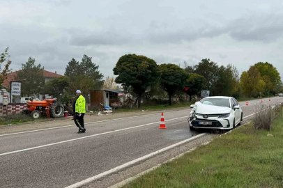 Traktöre çarpan otomobilin sürücüsü yaralandı
