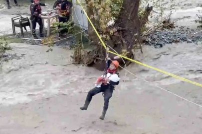 Selin ortasında yürekleri ısıtan görüntü: Jandarma bebeği kucağında uyutup kurtardı
