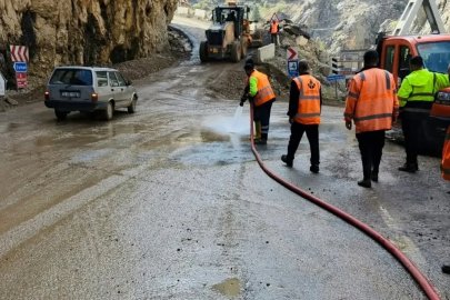 Kemaliye’de sağanak ve dolunun ardından yollar yeniden ulaşıma açıldı
