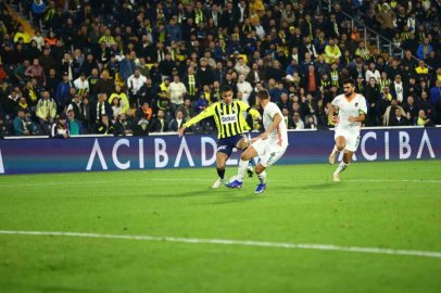 Trendyol Süper Lig: Fenerbahçe: 1 - Corendon Alanyaspor: 0 (İlk yarı)
