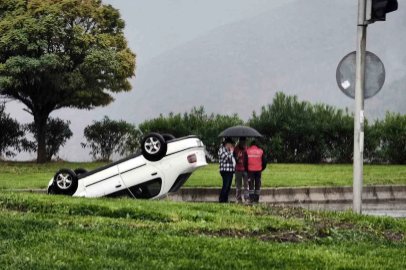 Sağanak yağışta kontrolden çıkan otomobil takla attı
