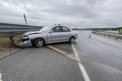 Çorum’da yağış kazayı getirdi, bariyerlere çarpan otomobilin sürücüsü yara almadan kurtuldu
