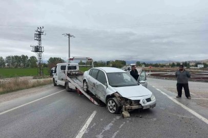 Refüje giren otomobil sürücüsü yaralandı
