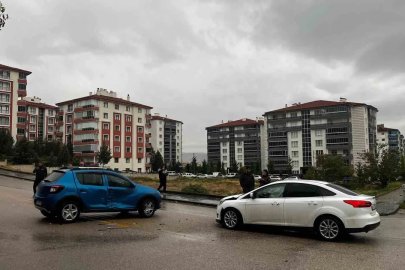 Ankara’da iki otomobil çarpıştı
