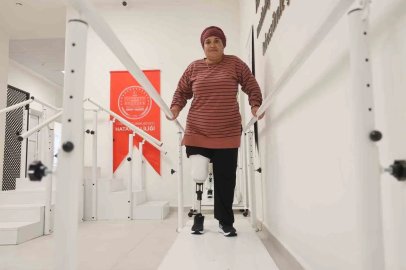 Çırçır makinesine sağ bacağını kaptıran kadın, 15 yıl sonra takılan proteziyle yeni hayatına ilk adımlarını attı
