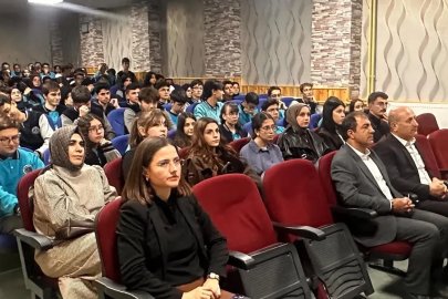 Bayburt Fen Lisesinde Erasmus+ ve eTwinning fırsatları tanıtıldı
